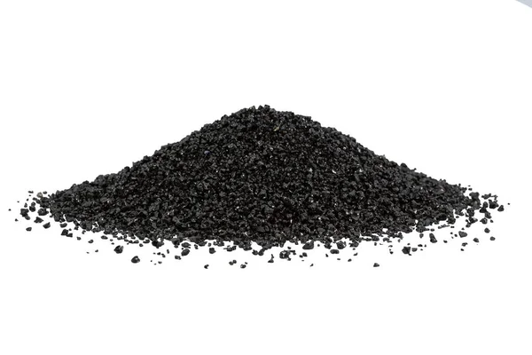 Abrasif toz siyah süper sürtük beyaz arka planda slayt şeklinde. Granüle edilmiş kireç, paslı ve boyalı metal yüzeyleri temizlemek için kullanılır..