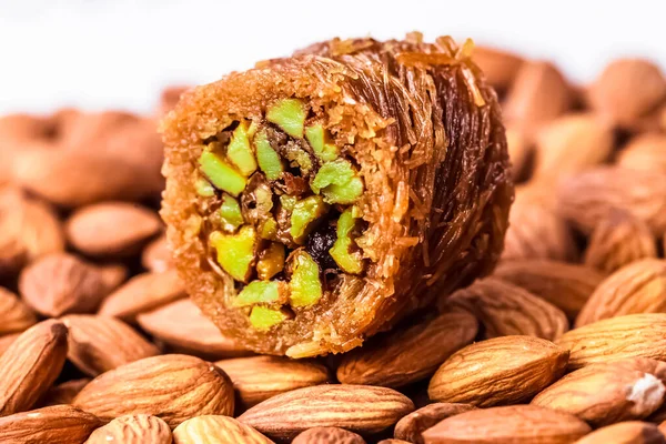 Ballı Türk baklavası. Bademlerin üzerinde duran bir parça baklava.
