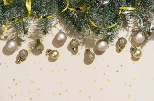 Decorações Ano Novo Elegantes Douradas Ramos Uma Árvore Natal Contexto — Fotografia de Stock