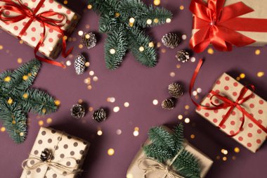 Noel arkaplanı. Kırmızı arka planda birçok hediye kutusu kurdele ve kağıt süslemelerle bağlanmıştır.