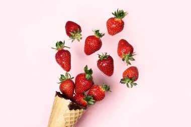 Pastel pembe arka planda çilekli dondurma. Minimum yaz yemeği konsepti. Düz yatıyordu