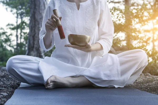 Bella Giovane Donna Pratica Yoga Medita Sulla Montagna Calma Unità — Foto Stock