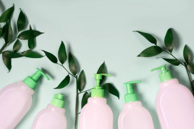 Yeşil arka planda plastik kaplar. Plastik ve ekoloji geri dönüşüm konsepti. Düz yatış, üst görünüm