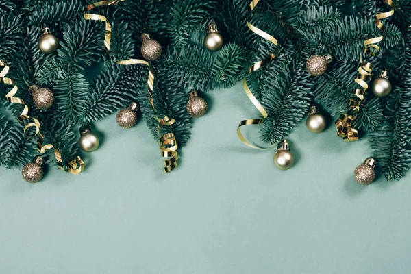 Fundo com decorações de Natal em um fundo verde escuro. Árvore de Natal, brinquedos dourados. Lugar para texto — Fotografia de Stock