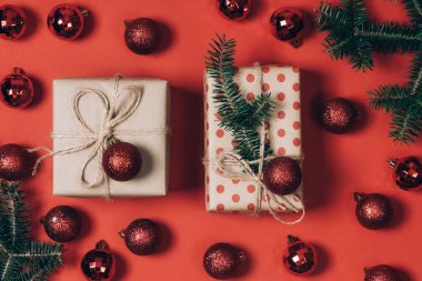 Noel arkaplanı. Noel süslemeleri hediyeler ve kırmızı arka planda bir Noel ağacı..