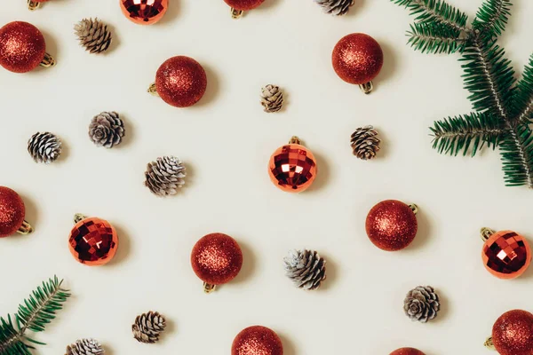 Padrão de Natal bolas cones ramos de uma árvore de Natal em um fundo leve — Fotografia de Stock