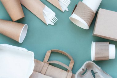 Çevre dostu kağıt sofra takımı. Tabaklar, kağıt bardaklar, fast food kutuları ve çatal bıçak takımı. Geri dönüşüm ya da çevre dostu kavram. Sıfır atık