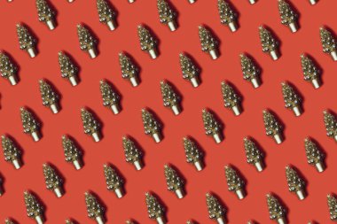 Noel arkaplanı. Kırmızı arka planda toplarla süslenmiş desenli Noel ağacı.