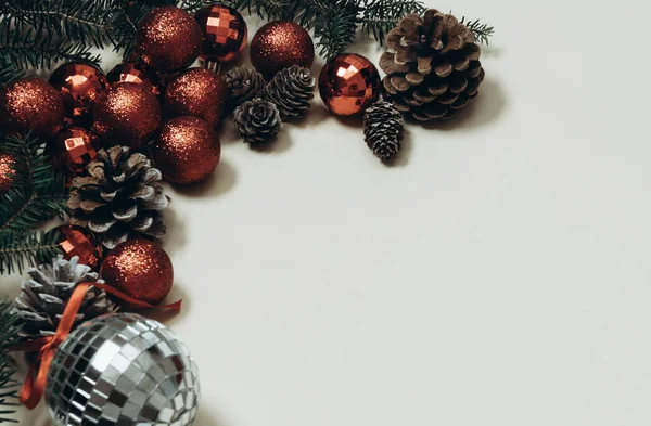 Composição Ano Novo Natal Coloridas Decorações Brilhantes Árvore Natal Fundo — Fotografia de Stock