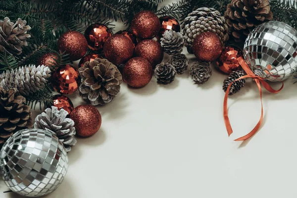Composição Ano Novo Natal Coloridas Decorações Brilhantes Árvore Natal Fundo — Fotografia de Stock