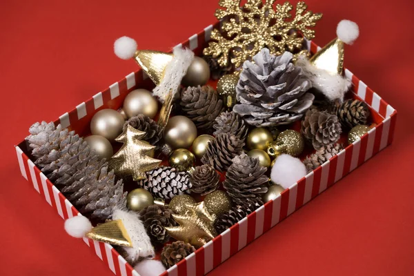 Composição de Ano Novo. Natal coloridas decorações brilhantes Árvore de Natal em um fundo leve. — Fotografia de Stock