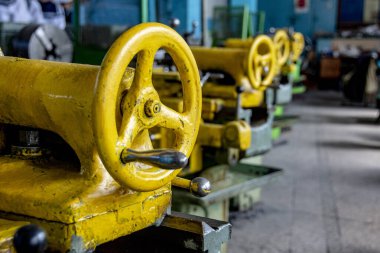 Eski sarı torna makinesi.