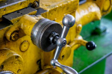 Eski sarı torna makinesi.