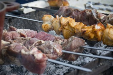 Şişte kızartılmış et. Kebaplar