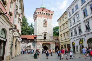Krakow. Temmuz. 2018. Krakow 'daki Florian kapısı. Polonya simgeleri. Şehir şarkıları