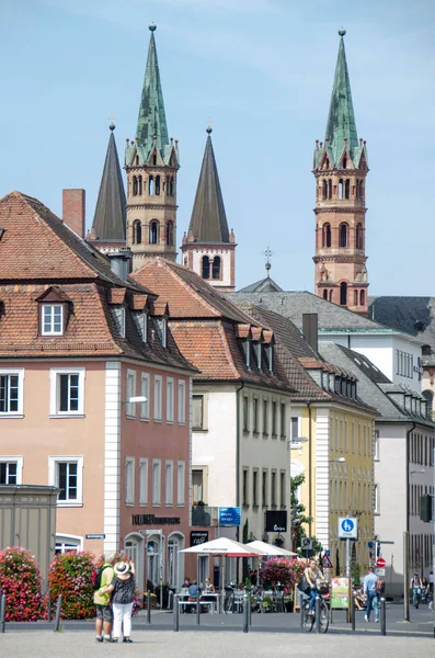 Touristen Auf Den Alten Straßen Der Deutschen Stadt Würzburg Bayern — Stockfoto