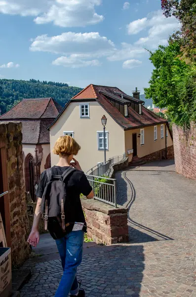 Der Junge Tourist Schlendert Durch Die Straßen Einer Altdeutschen Kleinstadt — Stockfoto