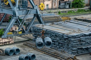 Limanda taşınmaya hazırlanan demir içermeyen metal.