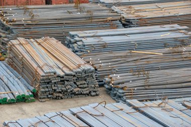 Limanda taşınmaya hazırlanan demir içermeyen metal.