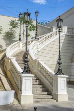 Şehrin sarmal merdivenleri, köprünün altında fenerlerle. Odessa 'da. Ukrayna.