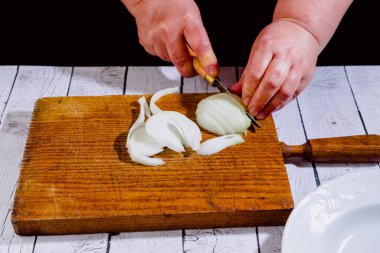 Tahtadaki sebzeleri kes. Püreye karşılık soğan.