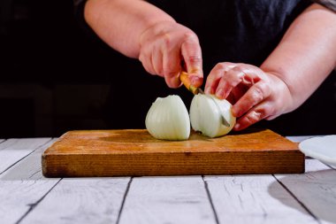 Tahtadaki sebzeleri kes. Püreye karşılık soğan.