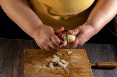 Tahta zeminde patates püresi soy.