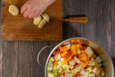 Tahtada sebze doğramak