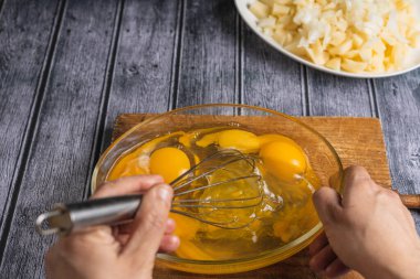 İspanyol omlet malzemeleri: koyu ahşap arka planda yumurta, patates ve soğan..