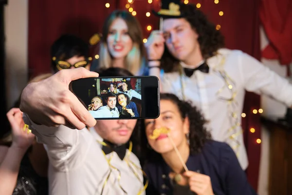 Grupo Amigos Divertindo Tirando Uma Selfie Uma Festa Natal Celebração — Fotografia de Stock