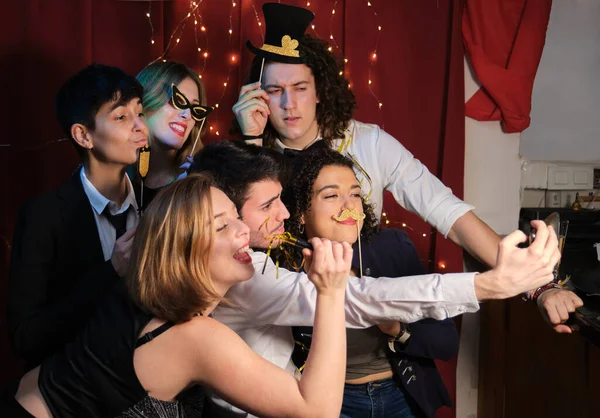 Grupo Amigos Divertindo Tirando Uma Selfie Uma Festa Natal Celebração — Fotografia de Stock