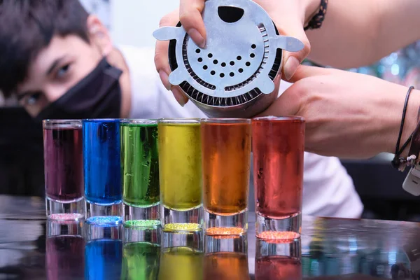 Onherkenbare Serveerster Draagt Een Beschermend Gezichtsmasker Bereidt Lgbt Gekleurde Shots — Stockfoto