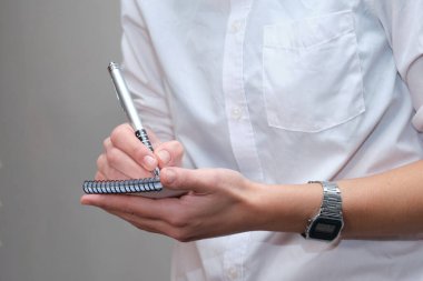 Müşterilerinin siparişlerini el yazısıyla yazan tanınmamış bir garson. Bar rutin ayrıntıları.