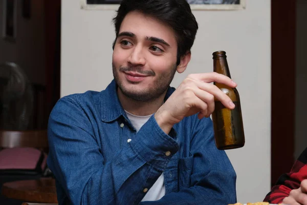 Joven Hombre Atractivo Con Una Botella Cerveza Mano Sonriendo Pub — Foto de Stock