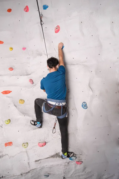 Active Sporty Man Practicing Rock Climbing Artificial Rock Climbing Wall — Stock Photo, Image