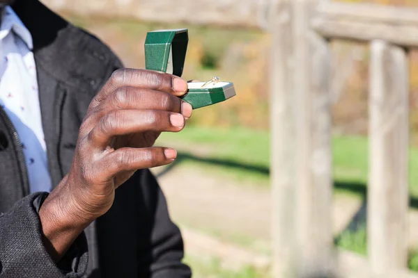 Negro Africano Irreconocible Con Anillo Compromiso Pedir Una Mano Matrimonio — Foto de Stock