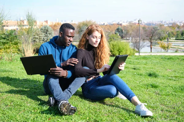 Afrikaanse Zwarte Man Roodharige Blanke Vrouw Werken Met Laptop Tablet — Stockfoto