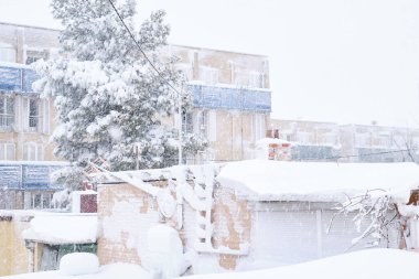 Kar fırtınası, mahallede kar fırtınası. Kışın kar yağıyor. Ocak 2021 Madrid, İspanya.