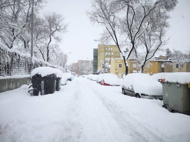 Madrid, İspanya. 09 Ocak 2021: Kar fırtınası, sokaklarda kar fırtınası, kaplanmış arabalar. Kışın kar yağar.