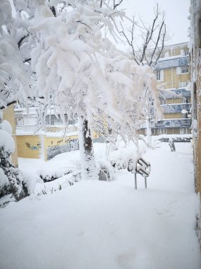 Madrid, İspanya. 09 Ocak 2021: Kar fırtınası, bir mahallede kar fırtınası. Kışın kar yağar.