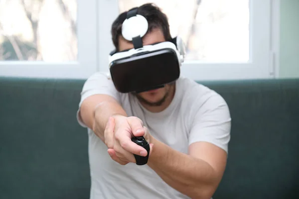 Giovane Che Gioca Videogioco Sparatutto Con Auricolare Realtà Virtuale Joystick — Foto Stock