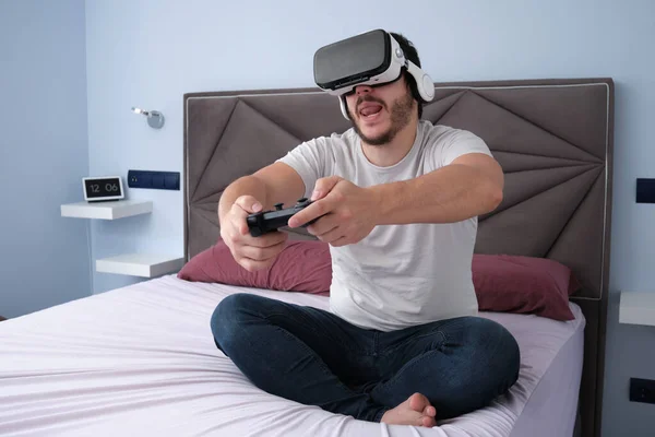 Young Man Playing Video Games Virtual Reality Headset Gamepad Sitting — Zdjęcie stockowe