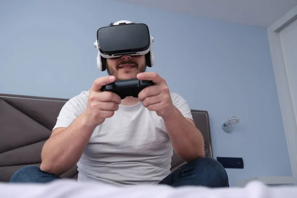 Young Man Playing Video Games Virtual Reality Headset Gamepad Sitting — Foto Stock