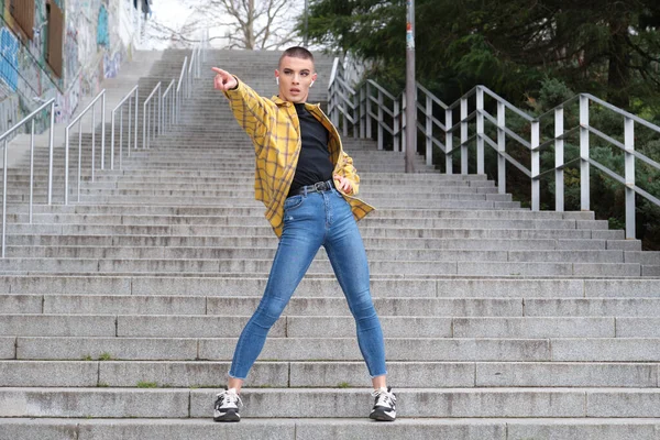 Hezký Mladý Muž Maskérně Tančící Schodech Nebinární Androgynní Chlap — Stock fotografie