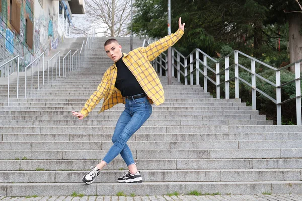 Hezký Mladý Muž Maskérně Tančící Balet Schodech Nebinární Androgynní Chlap — Stock fotografie