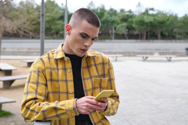 Pohledný Mladík Maskérně Rozčileně Tlachal Smartphonu Nebinární Androgynní Chlap — Stock fotografie