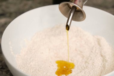 Ekmek hamuru için un üstüne zeytin yağı dökmek. Evde ekmek hazırlıyorum..