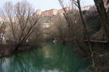 Cuenca, İspanya 'daki Jucar nehri boyunca yürü..