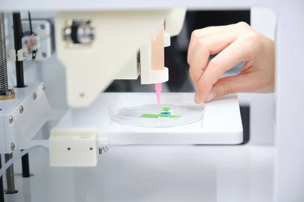 研究人员将3D生物切割机准备好在电极上进行3D打印 生物材料 组织工程概念 — 图库照片