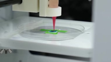 3 boyutlu bioprinter elektrotun üzerine biyomateryal basıyor. 4k video.
